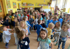 Dzieci tańczą w rytm kropelkowych piosenek